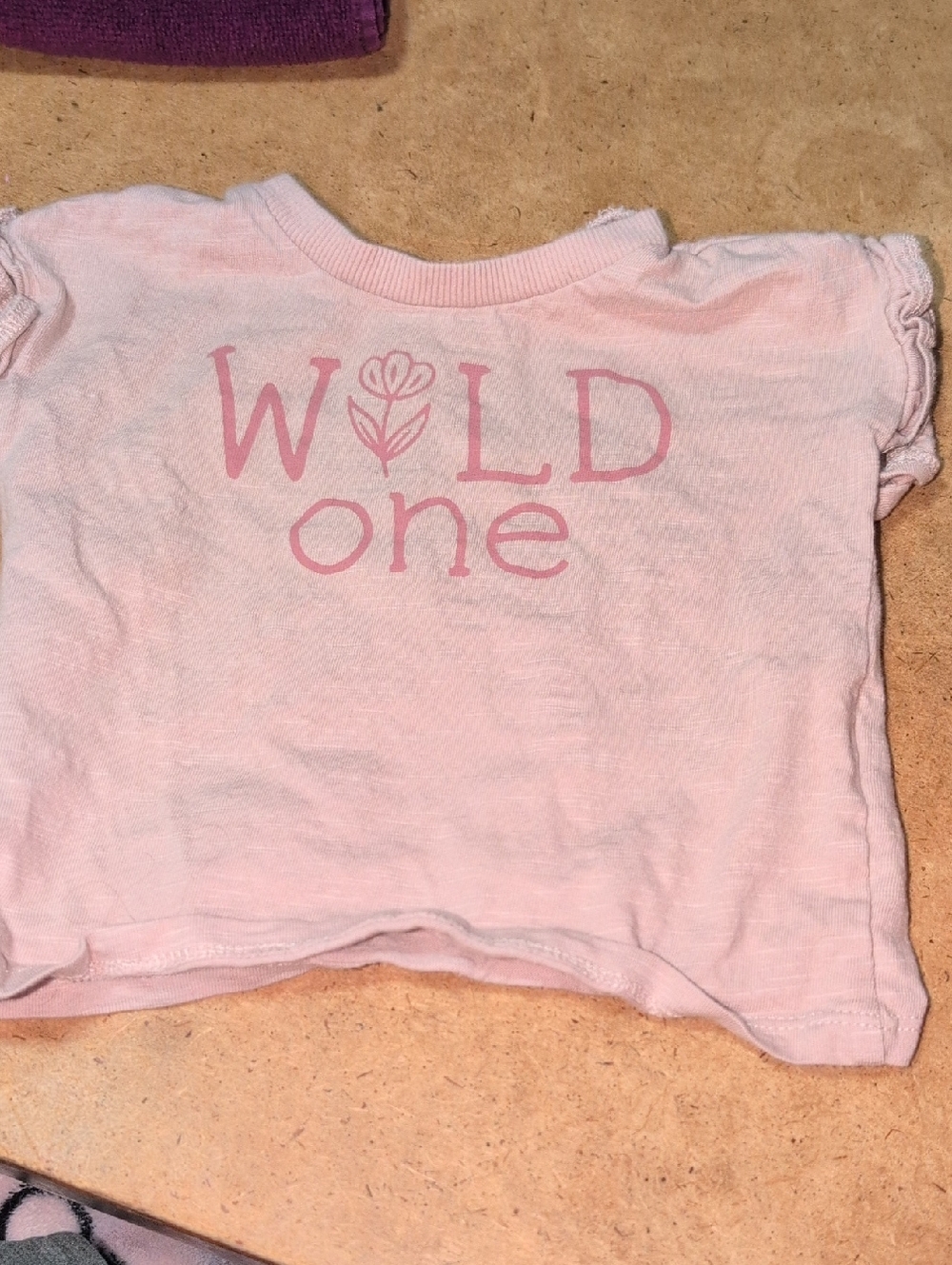 ❤️‍🔥10/$10❤️‍🔥 GUC Baby Girls Carter's Mwave Pink "Wild One" T-Shirt Size 6M